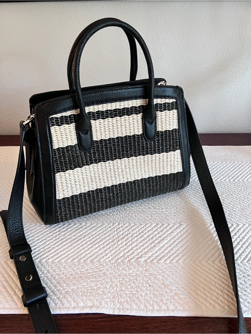 Kate Spade Knott Woven Black White Handbag Top Handles crossbody Like New - Picture 5 of 12